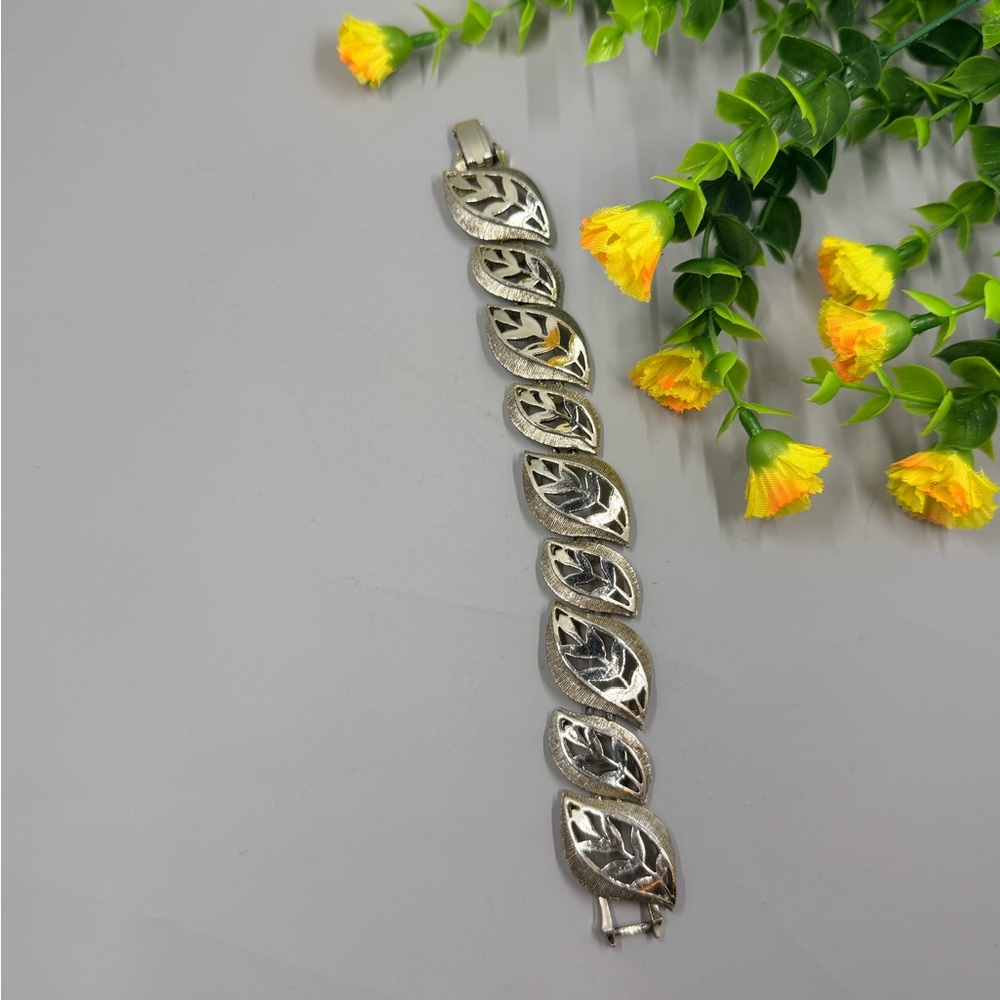 Vintage Gold Toned Abstract Leaf Design Bracelet